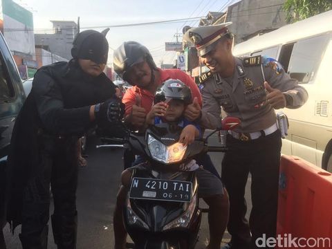 'Batman' kampanyekan tertib berlalu lintas