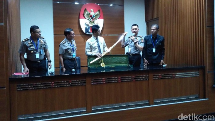 Ke KPK, Perwakilan Polri Laporkan Pedang Emas Pemberian Saudi