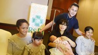 Andhika, Ussy dan keempat putrinya termasuk si kecil Sheva saat ditemui di RSPI, Jakarta Selatan pada Senin (6/3/2017). Pool/Noel/detikFoto.