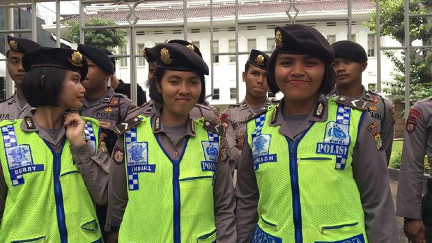 Deretan Polwan Cantik Kawal Demo Karyawan Freeport