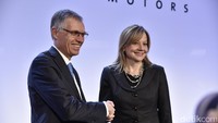 (Kiri ke kanan) Chairman PSA Group Carlos Tavares berjabat tangan dengan CEO dan Chairman General Motors Mary T Barra dalam jumpa pers di Paris, Senin (6/3/2017). Foto: General Motors
