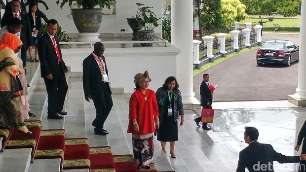 Usai Lakukan Tutorial Berkerudung, Iriana Jokowi Dapat Ikat Kepala Afrika