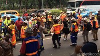 Sebagian besar karyawan FPI mengenakan seragam tambang, sebagian lagi mengenakan pakaian adat khas Papua.