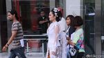 Lho, Siti Badriah tampil dengan Gaun Pengantin