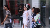 Siti Badriah tampil dengan gaun pengantin untuk kebutuhan syuting. Pool/Dok. detikFoto.