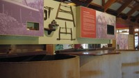 Di perkebunan Audrey Wilkinson, kita bisa melihat semacam museum mini tempat dimana alat-alat pembuatan wine disimpan. Dulu, orang membuat wine dengan cara tradisional yaitu dengan menginjak-injaknya di dalam tong semen besar ini (Wahyu/detikTravel)