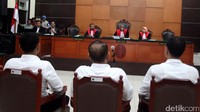 Ketua majelis hakim M Sirad membacakan vonis kepada Ahmad Musadeq, Mahful Muis,dan Andri Cahya.