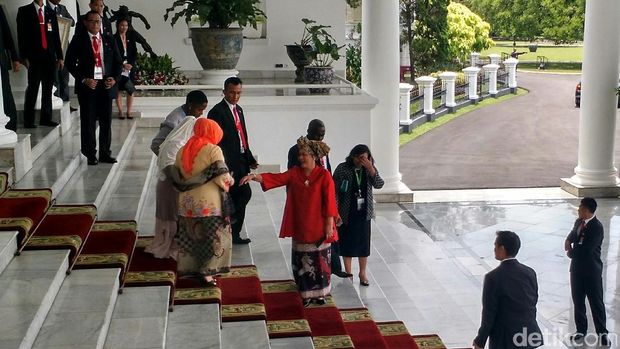Usai Lakukan Tutorial Berkerudung, Iriana Jokowi Dapat Ikat Kepala Afrika