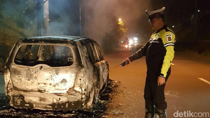 Mobil Terbakar di Jalan Raya Puncak, Pengemudi Tewas