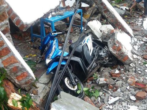 Sepeda motor hancur tertimba tembok roboh