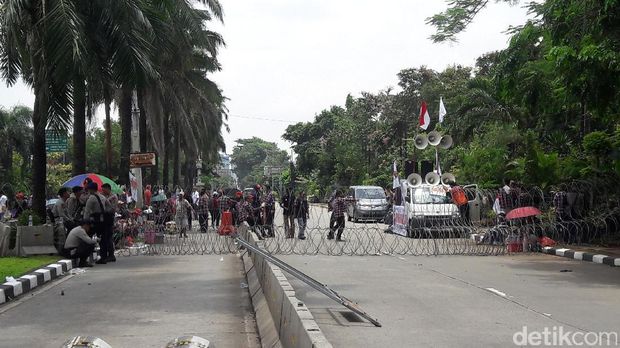 Massa 'kawal sidang Ahok' istirahat dan salat zuhur berjemaah.
