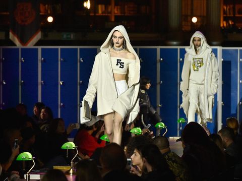 Foto: Hebohnya Fashion Show Rihanna x Puma di Perpustakaan Kuno  