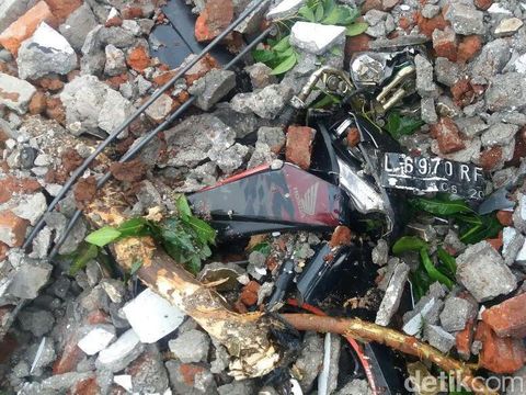 Sepeda motor hancur tertimba tembok roboh