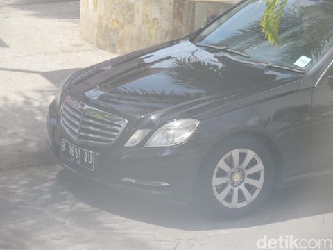 Dua Orang Rombongan Raja Salman Belanja di Discovery Mall