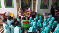 Sebelum sang pendongeng yang akrab disapa Kak Kanya dan Kak Echa memulai dongengnya, ia mengajak anak-anak bernyanyi terlebih dahulu. Ini upaya agar anak-anak bersemangat mengikuti kegiatan tersebut.
