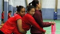 Aksi Rosyita Eka Putri Sari, Anggia Shitta dan Rizki Amelia Pradipta disela-sela latihan. Pool/dok. PBSI.