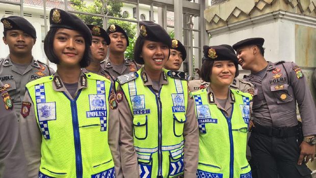 Deretan Polwan Cantik Kawal Demo Karyawan Freeport