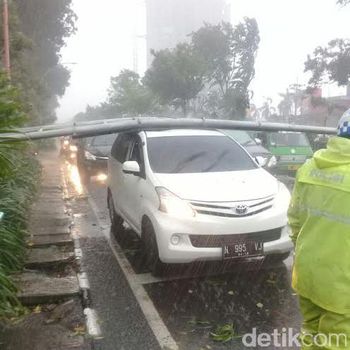 Suasana 'Horor' di Jalan Ahmad Yani Saat Hujan Mengguyur Surabaya