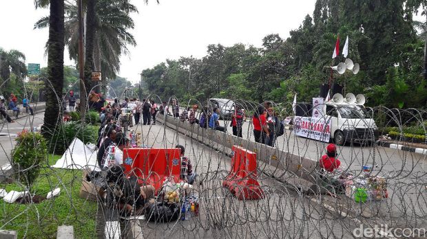 Massa Aksi 'Kawal Sidang Ahok' Mulai Berdatangan ke Depan Kementan