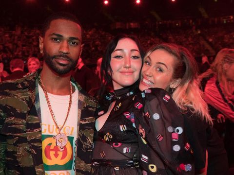Ini Adik Miley Cyrus, Tampil dengan Baju Transparan di Penghargaan Musik