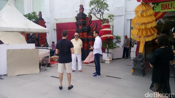 Didampingi Ajudan, Salah Satu Menteri Arab Saudi Bersantai di Pantai Kuta