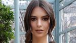 Bright in Yellow! Tak Seksi, Emily Ratajkowski Tetap Menawan