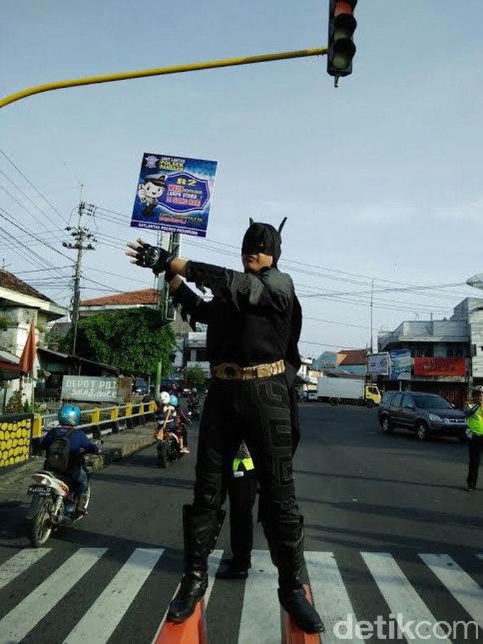 Batman Operasi Simpatik Semeru di Traffic Light