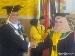 Mahasiswi Asal Turki Ini Jadi Wisudawati Tercepat Lulus di Unnes