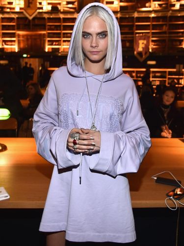 Foto: Hebohnya Fashion Show Rihanna x Puma di Perpustakaan Kuno  