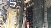  Voodoo merupakan kepercayaan dari Afrika, namun banyak yang sering salah kaprah kalau Voodoo adalah ilmu hitam. Di New Orleans ada destinasi wisata yang memberi banyak informasi tentang Voodoo bahkan menjual pernak-perniknya (Angga/detikTravel)