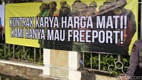 Sebuah spanduk yang dipasang massa.