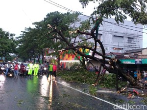 Korban Tewas Akibat Hujan Angin di Surabaya Diterbangkan ke Sulawesi