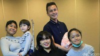 Andhika jadi satu-satunya pria ditengah lima wanita cantik di keluarganya itu. Pool/Ismail/detikFoto.