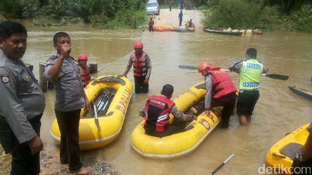 Jembatan Hanyut, Polisi Seberangkan Warga Rohul / 