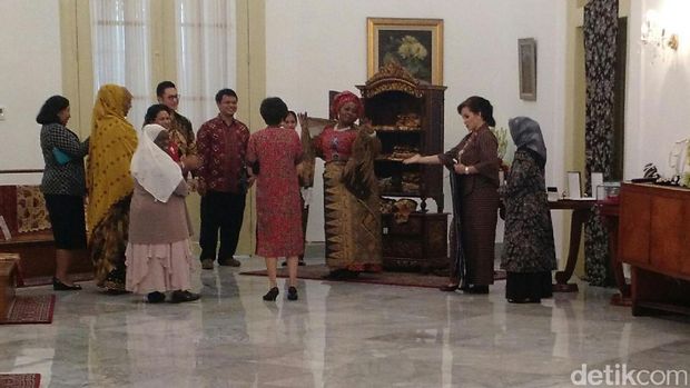 Batik dan Mutiara dari Iriana untuk Para Istri Kepala Negara