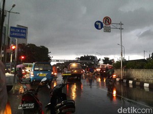Tantangan Penutupan Perlintasan KA TB Simatupang: Angkot Ngetem