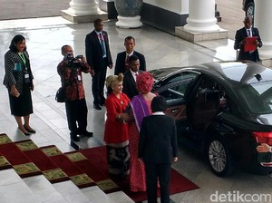 Iriana Jokowi Dapat Ikat Kepala Afrika dari Ibu Negara Afsel