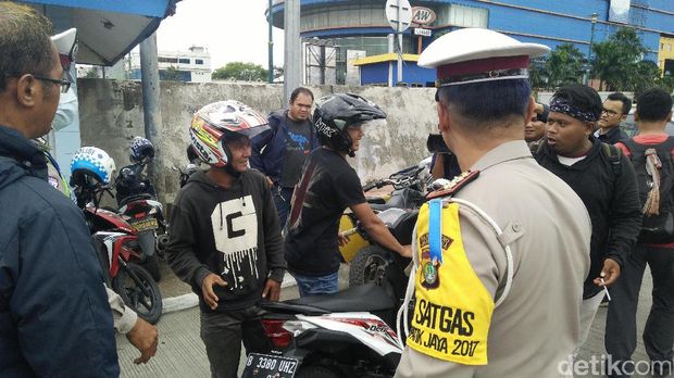 Gelar Operasi Simpatik, Polisi Bagi-bagi Helm di Mangga Dua