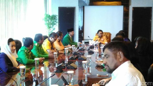  Pengurus parpol pendukung Ahok temui Ketum Hanura / 
