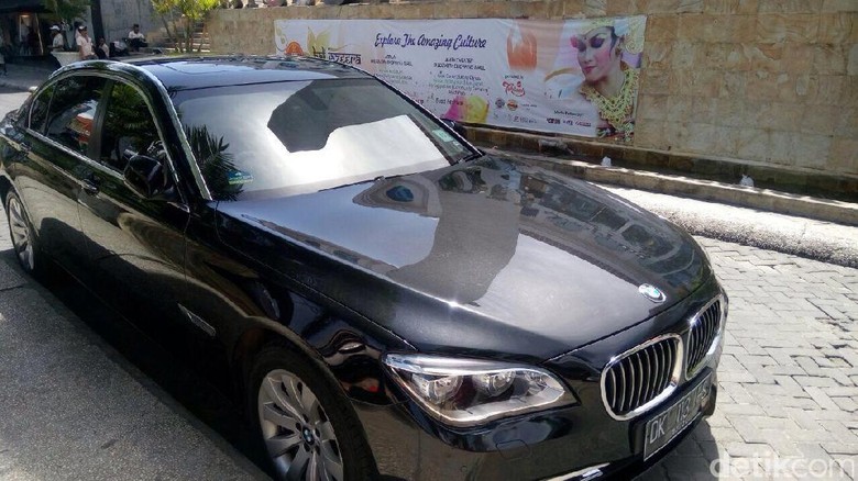  Raja Salman Sewa 600 Mobil Mewah Blue Bird Beri Harga Normal