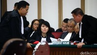 Penasihat hukum Ahok berkonsultasi.