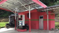 Pertamini yang terletak di Salem, Brebes, Jawa Tengah. Ada meteran digitalnya, jadi pengisian bensin tidak dilakukan secara manual. Warnanya pun sudah ala SPBU Pertamina. Ada juga fasilitas toiletnya.Foto: Dadan Kuswaraharja