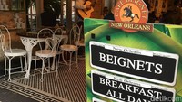 Di kalangan masyarakat New Orleans, beignet memamg populer dikonsumsi untuk sarapan. Namun jika ingin makan untuk siang hari juga bisa (Angga/detikTravel)
