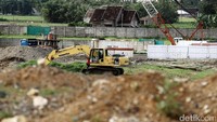 Sebuah alat berat terparkir di salah satu sisi bidang tanah yang belum dibebaskan pihak PT Waskita Karya (Persero) Tbk. menargetkan bulan Maret2017 pembebasan lahannya mencapai 100%.