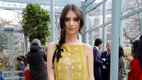 Tak seperti biasanya, kali ini ia tampil lebih tertutup dengan dress kuning dari Valentino. Vittorio Zunino Celotto/Getty Images/detikFoto.