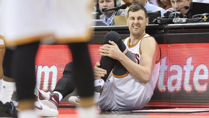 Bogut Alami Cedera Patah Kaki di Menit Pertama Debutnya untuk Cavs