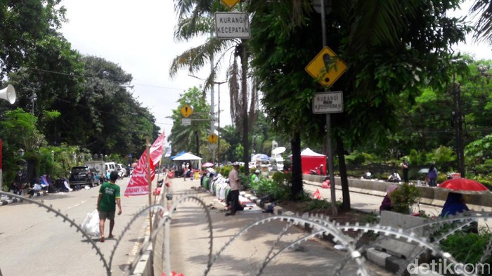 Massa Kawal Sidang Ahok Salat Zuhur Berjemaah