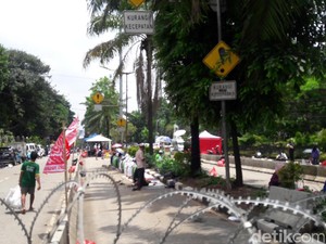 Massa Kawal Sidang Ahok Salat Zuhur Berjemaah