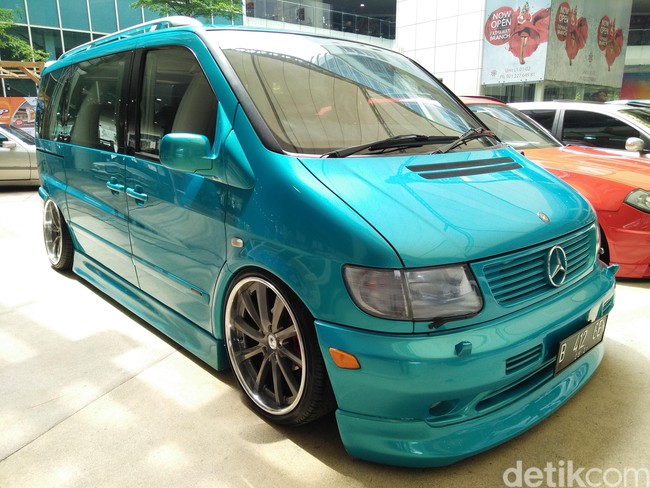 Biru Segar Mercedes-Benz Viano Ambiente