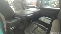 Pada bagian interior, mobil yang pengerjaannya memakan waktu sekitar enam bulan ini masih menggunakan komponen asli.